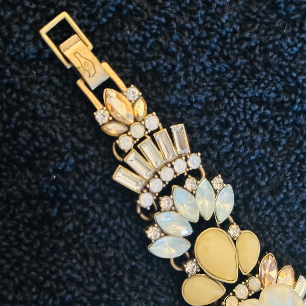 Lovely Chloe + Isabel Crystal Floral Bracelet of Beautiful Pale Colors - Picture 8 of 8